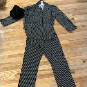 Men’s Gangster costume with fedora hat